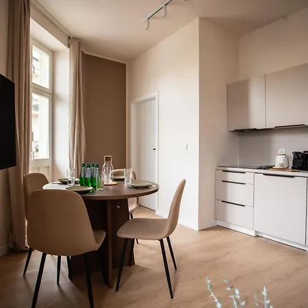Apartman Z Balkonem Kamienica Przy R Lazarskim *